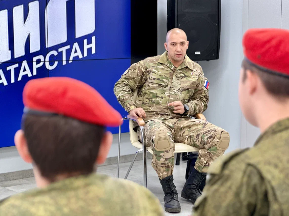 Герой России Баксиков провел Урок мужества для казанских студентов