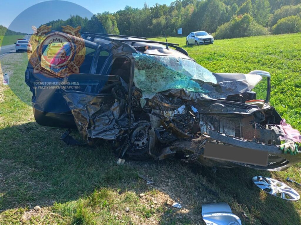 Nissan выехал на встречку в Татарстане и врезался в «Ладу» - ее водитель погиб