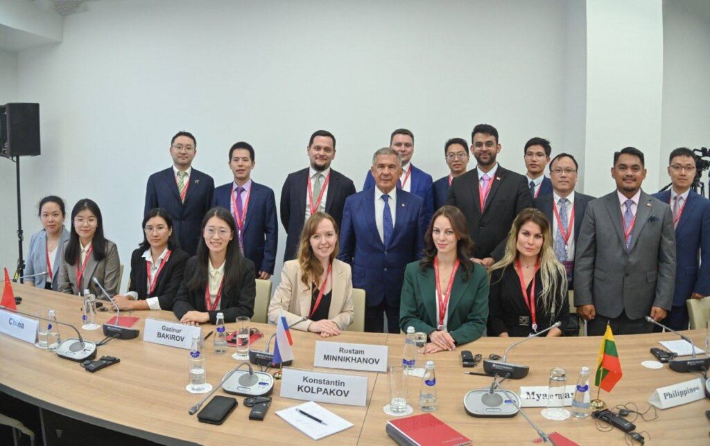 Минниханов встретился с участниками V Диалога молодых дипломатов Азиатско-Тихоокеанского региона
