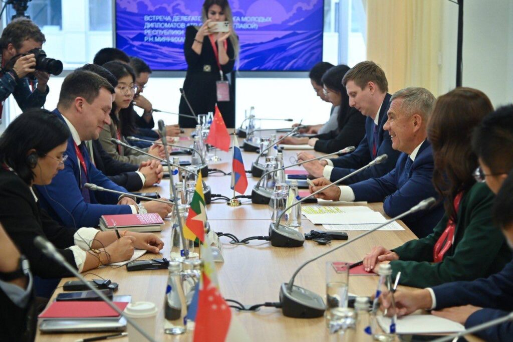 Минниханов встретился с участниками V Диалога молодых дипломатов Азиатско-Тихоокеанского региона