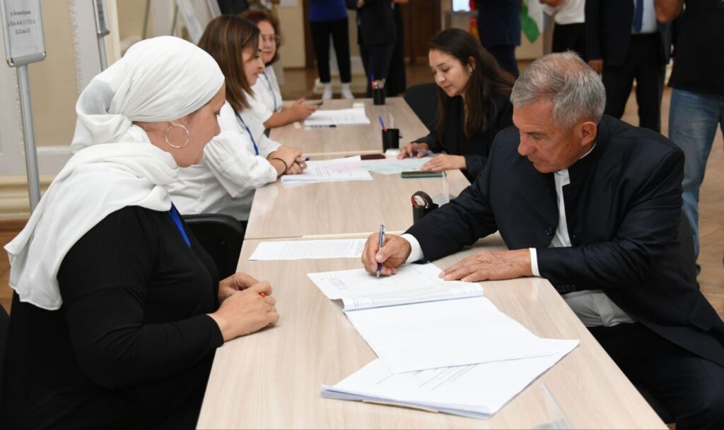 Минниханов проголосовал на выборах депутатов Госсовета Татарстана