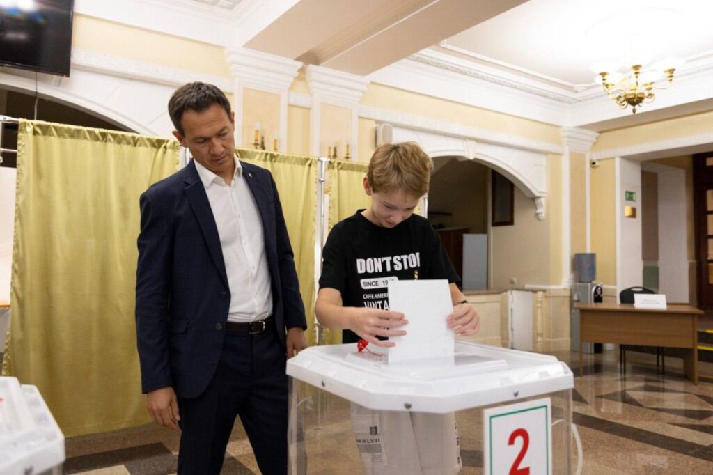 Мэр Альметьевска пришел на избирательный участок с сыном