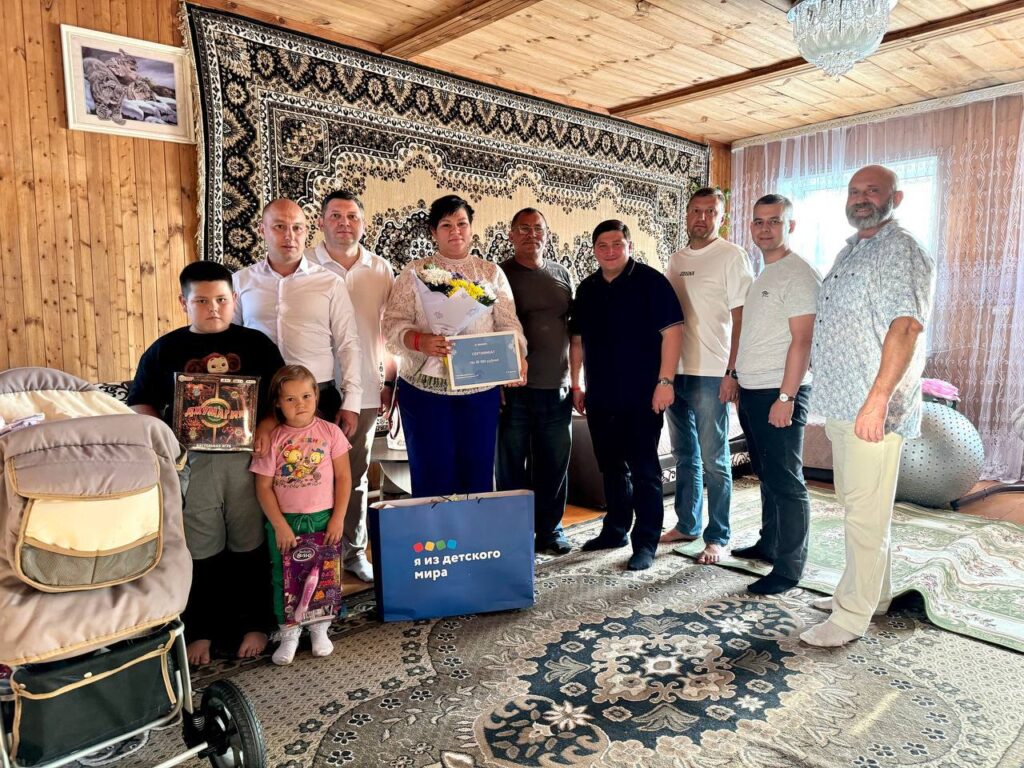 Радмир Беляев поздравил многодетную семью участника СВО с рождением сына