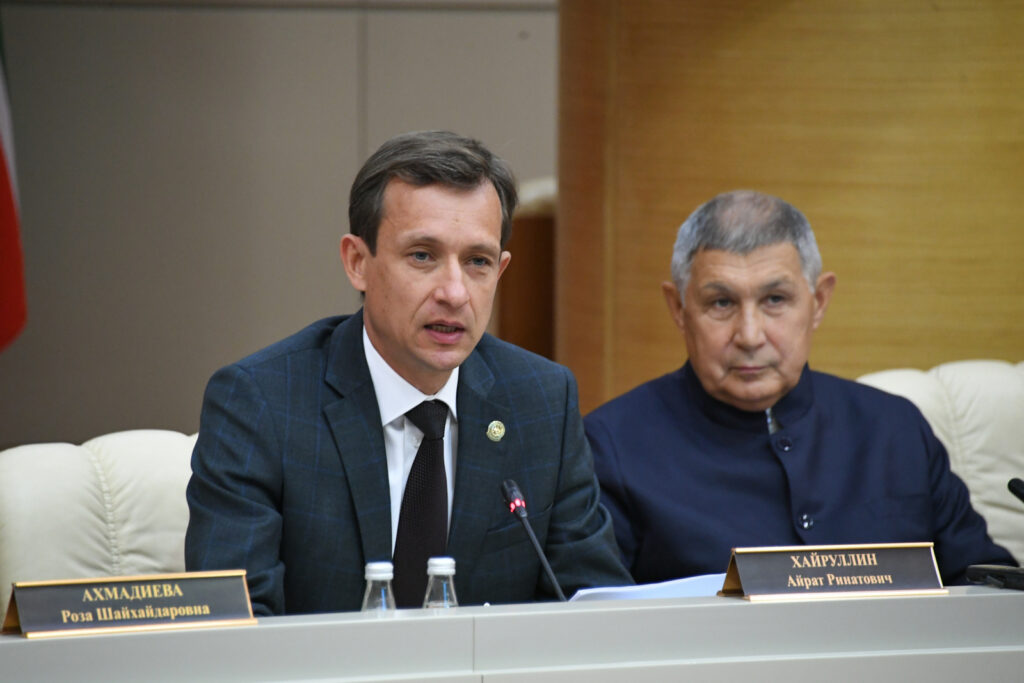 «Можно так же позвонить»: в Татарстане предлагают перевести чиновников на отечественные смартфоны