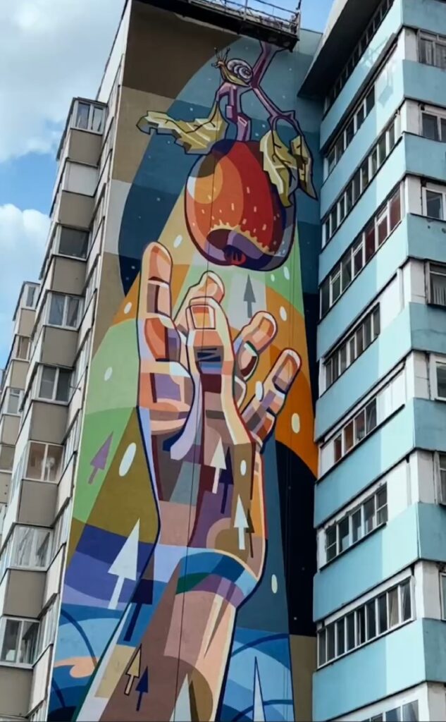 В Казани появился мурал, посвященным знаниям