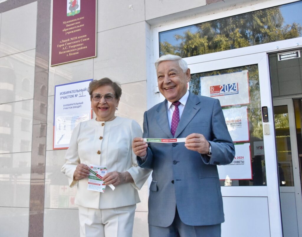 «Настроение хорошее»: Фарид Мухаметшин с супругой проголосовал на выборах