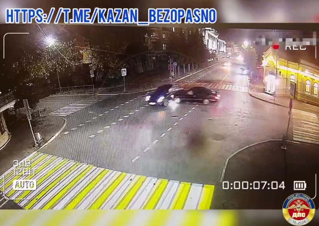 Mercedes протаранил Porsche в центре Казани — водителю понадобилась медпомощь