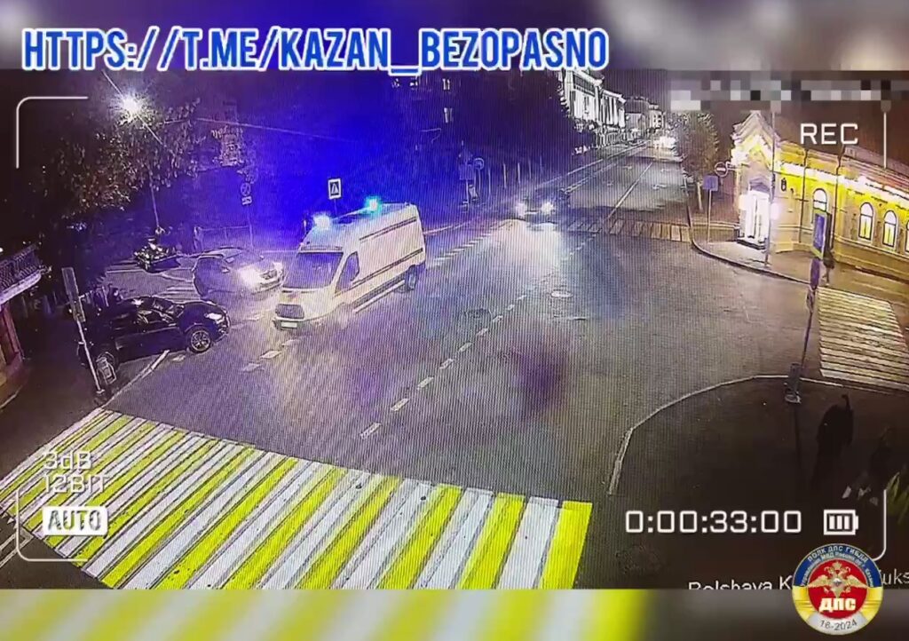 Mercedes протаранил Porsche в центре Казани — водителю понадобилась медпомощь