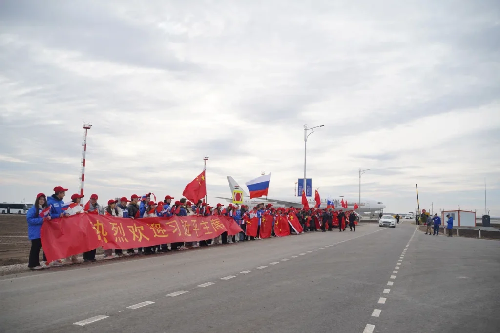Молодогвардейцы и китайские студенты выстроились в живой коридор для встречи Си Цзиньпина