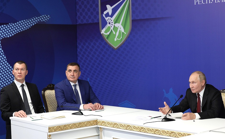 Путин: Надо дальше повышать доступность массового спорта в России