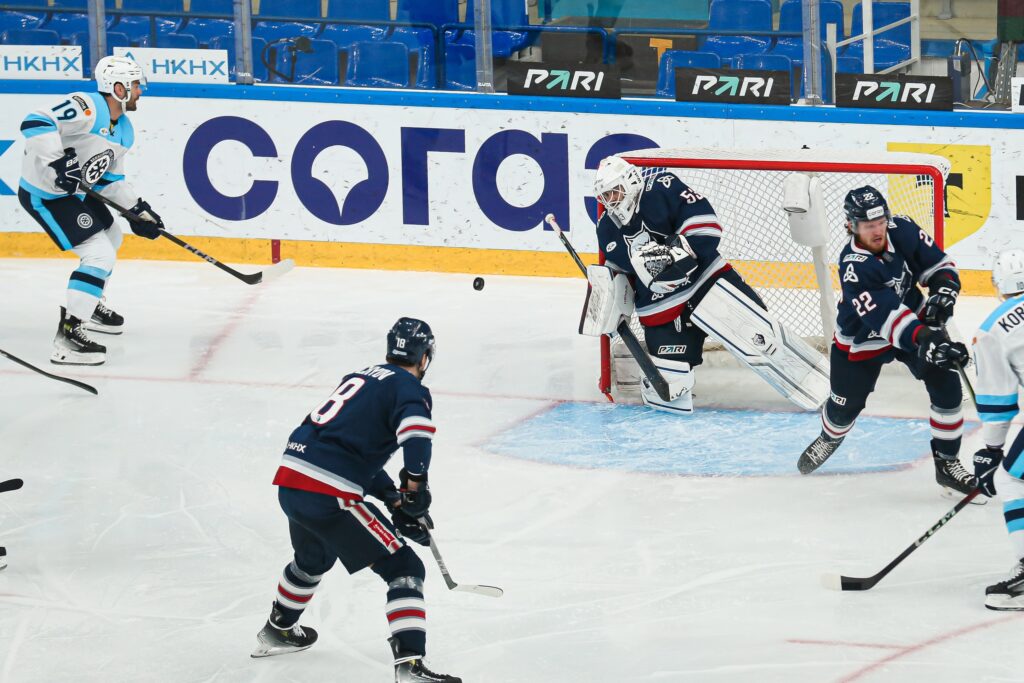 «Нефтехимик» проиграл «Сибири», пропустив шайбу за 44 секунды до конца матча