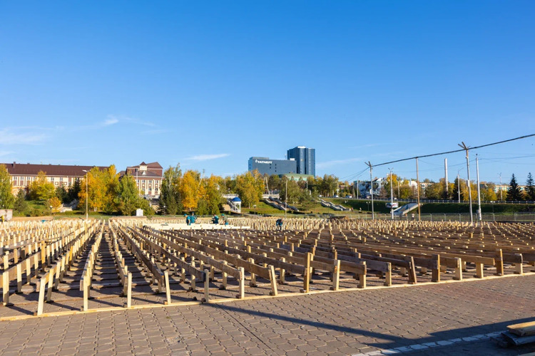 На площади Нефтяников в Альметьевске началась сборка катка 