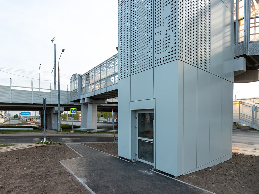 «Зимние» антивандальные лифты установили в надземном переходе на проспекте Победы Казани