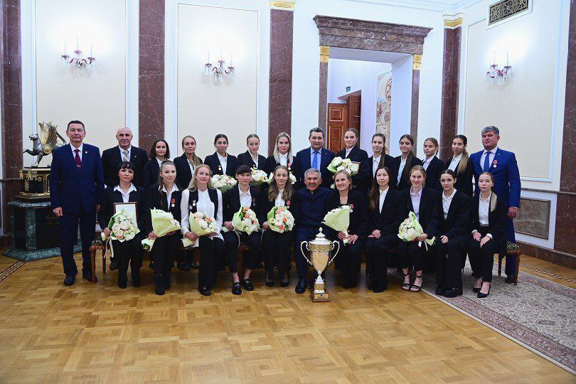 Минниханов поделился фото команд республики по хоккею на траве