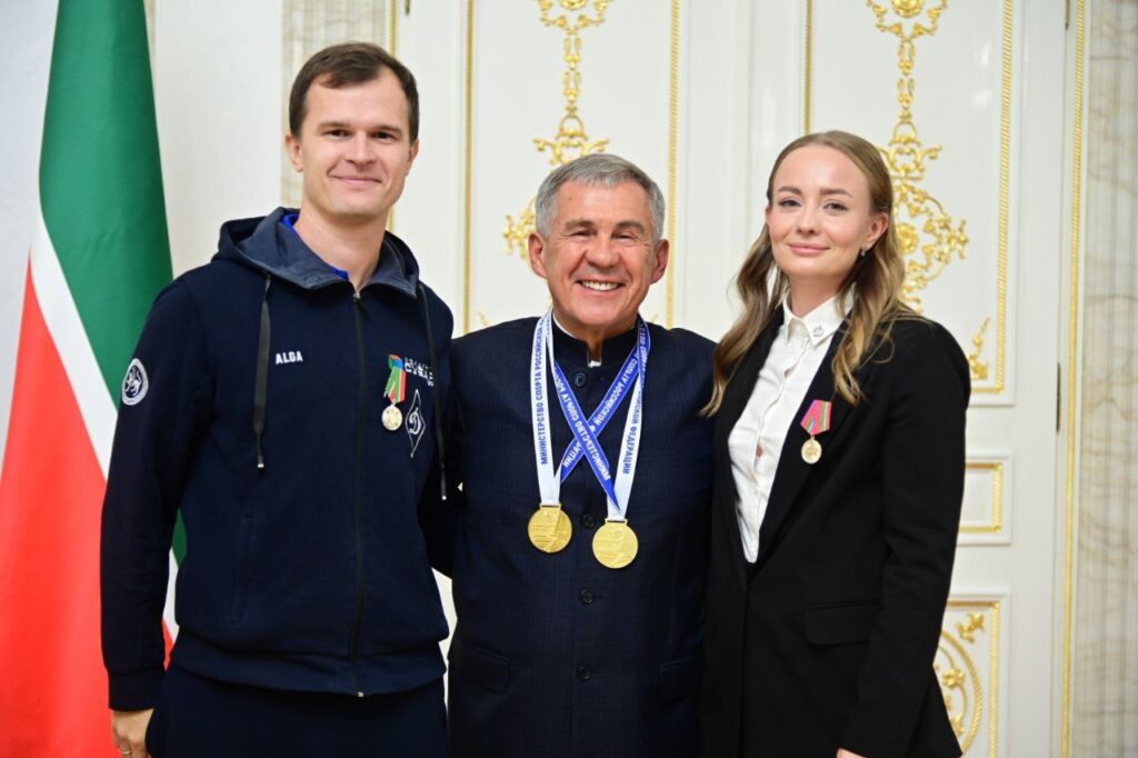 Минниханов поделился фото команд республики по хоккею на траве