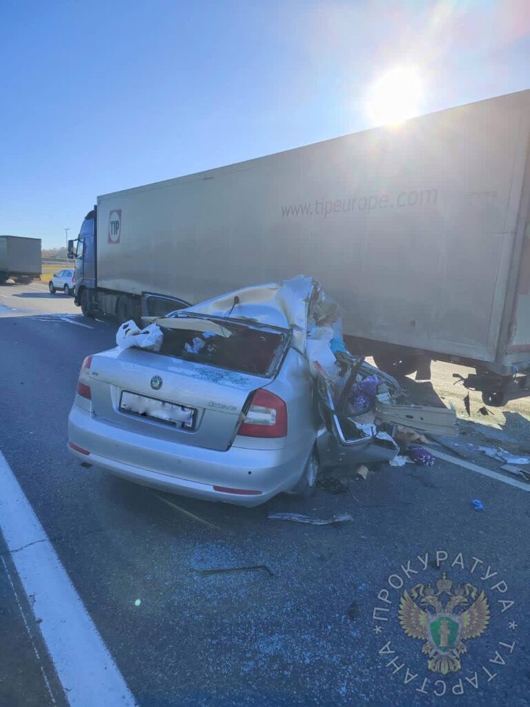 В Елабужском районе Skoda попала под прицеп Volvo, пассажир легковушки погиб