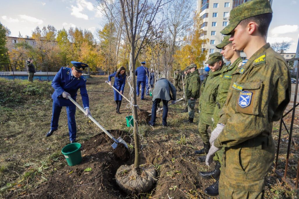 В Кировском районе Казани появилась аллея памяти «Патриотизм через века»