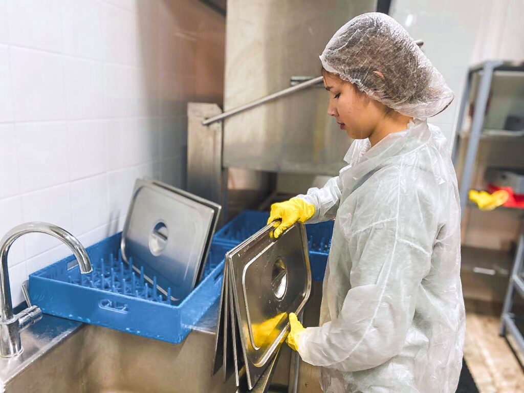 Студотряды РТ будут работать на саммите БРИКС в качестве официантов и помощников поваров