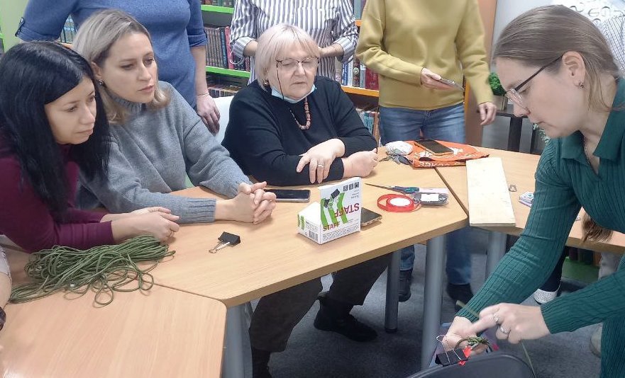 Нурлатские библиотекари сплели первую партию спасательных браслетов на нужды СВО