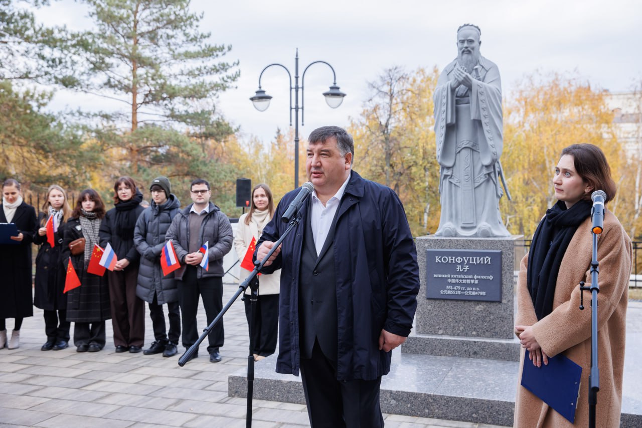 На территории КФУ открылся памятник Конфуцию