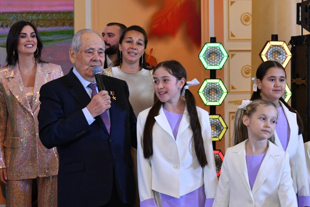 Шаймиев поздравил ветеранов госслужбы Татарстана с Международным днем пожилого человека