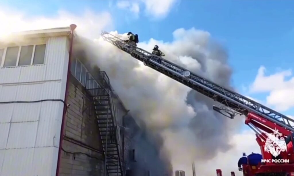 МЧС: при тушении торгового центра в Дагестане пострадали три пожарных
