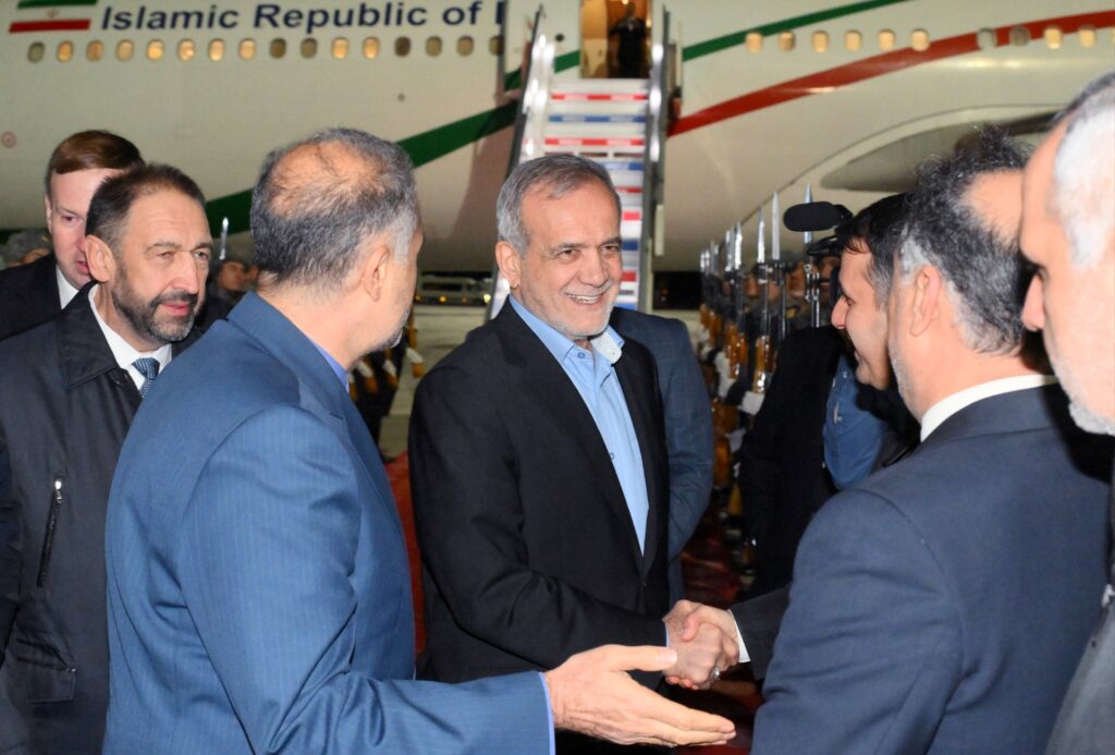 В Казань для участия в XVI саммите стран БРИКС прибыл Президент Ирана Масуд Пезешкиан.