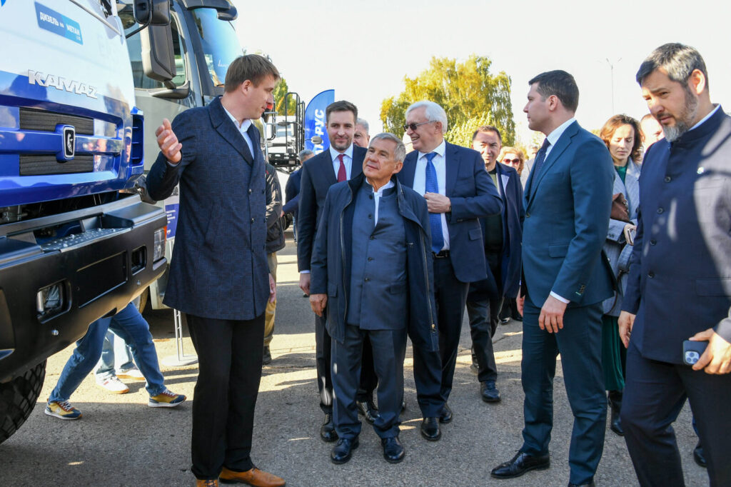Минниханов и Алиханов в Челнах поздравили татарстанцев с Днем машиностроителя