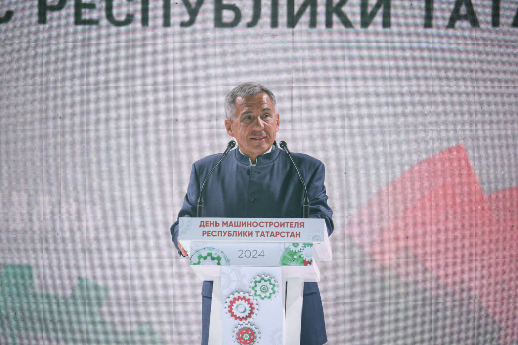 Минниханов и Алиханов в Челнах поздравили татарстанцев с Днем машиностроителя