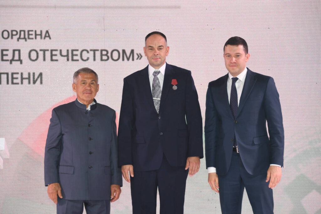 Минниханов и Алиханов в Челнах поздравили татарстанцев с Днем машиностроителя