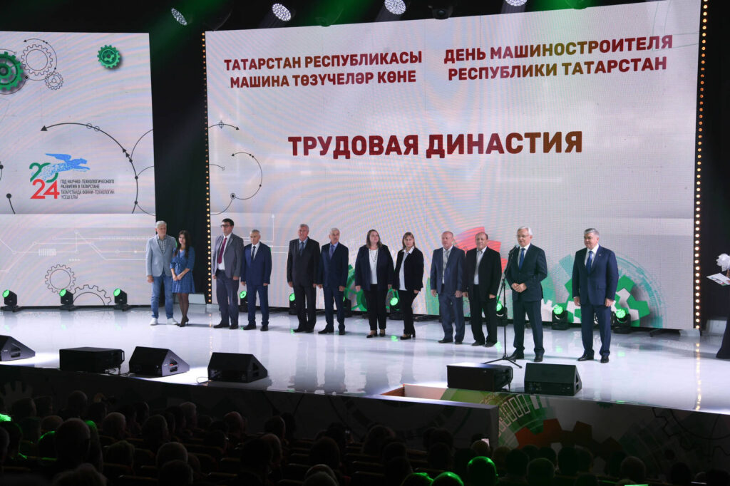 Минниханов и Алиханов в Челнах поздравили татарстанцев с Днем машиностроителя