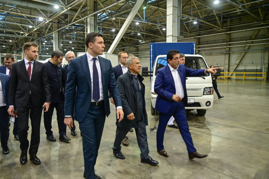 Раис Татарстана и глава Минпромторга России посетили производства на ОЭЗ «Алабуга»