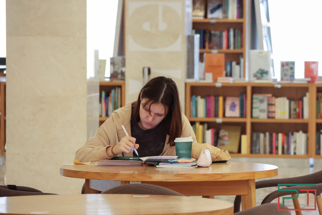 Карьера – кринж, ипотека – трэш: в Казани обсудили, можно ли заставить зумеров работать