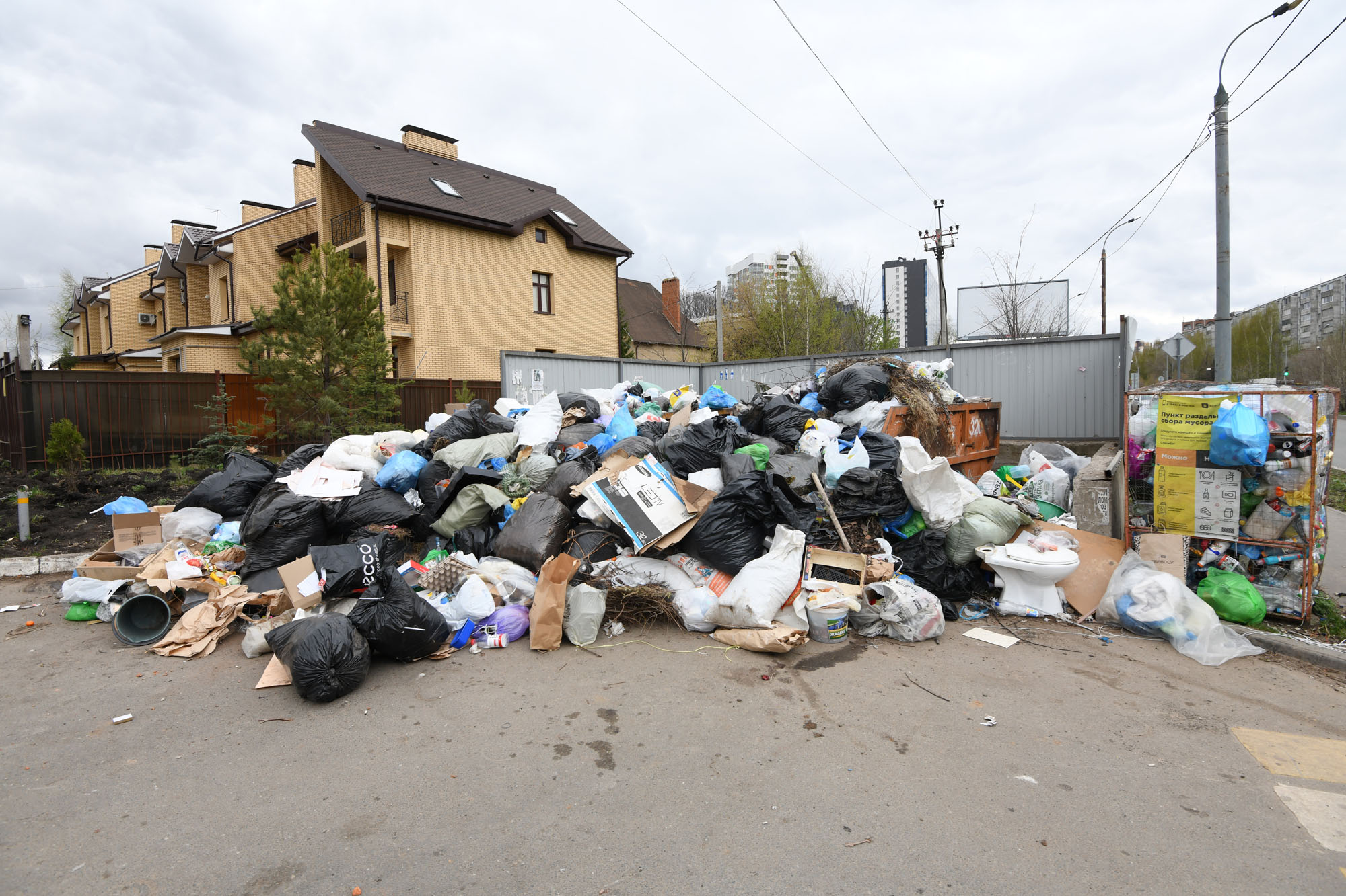 Не хотят пилить диваны: почему у сельских жителей претензии к мусорным операторам
