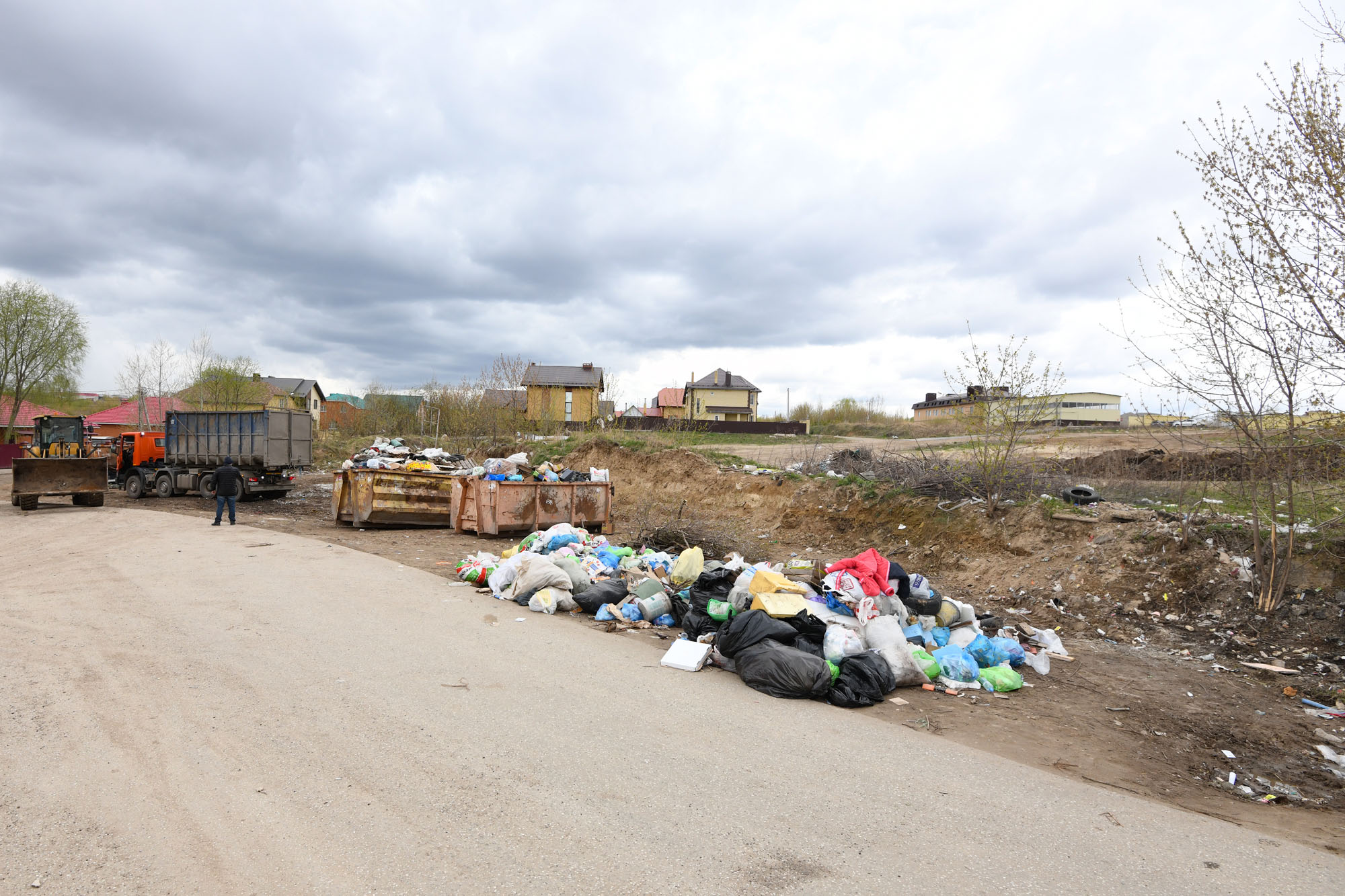 Не хотят пилить диваны: почему у сельских жителей претензии к мусорным операторам