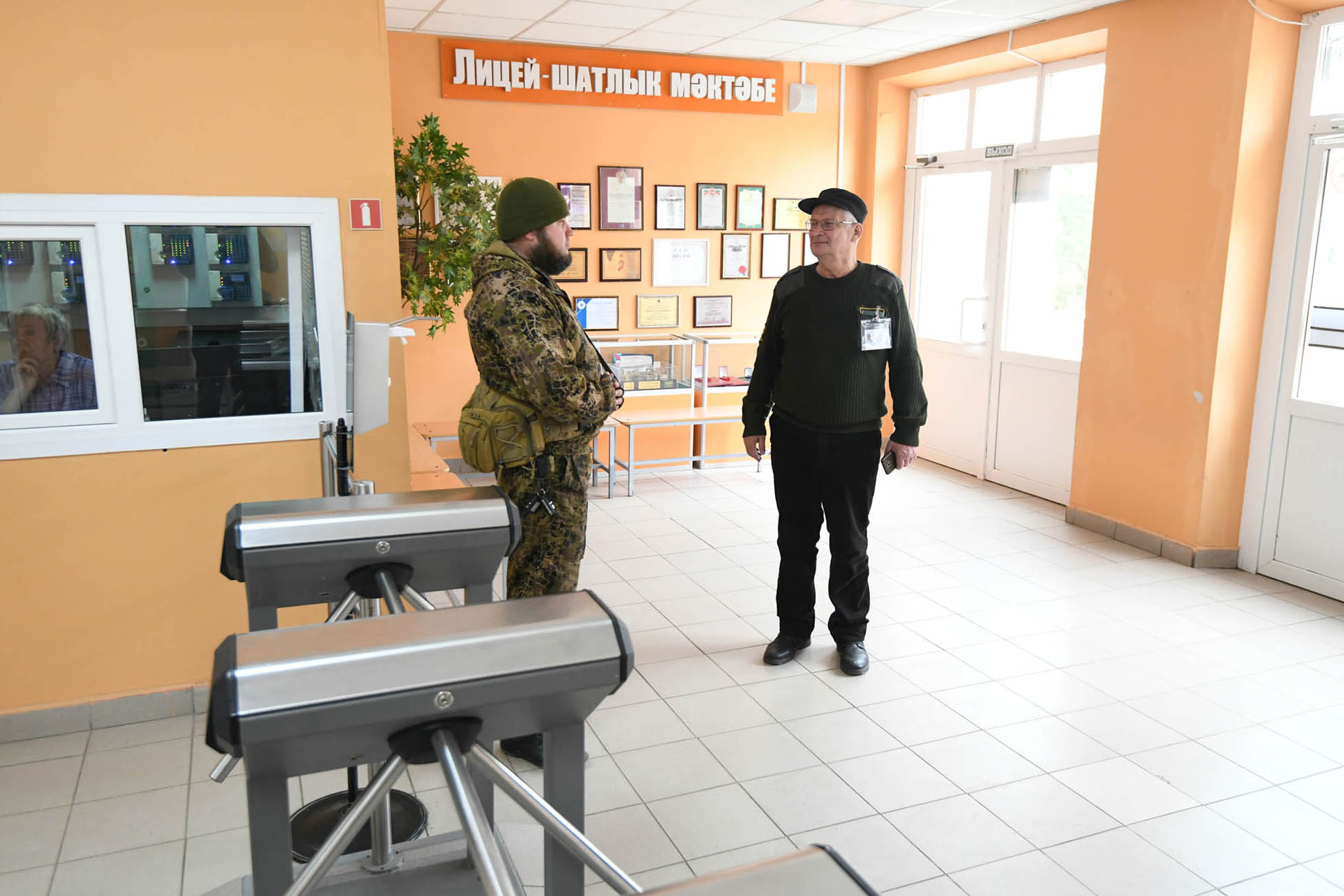 Вооружен и безопасен: придут ли в школы Татарстана охранники-супермены?