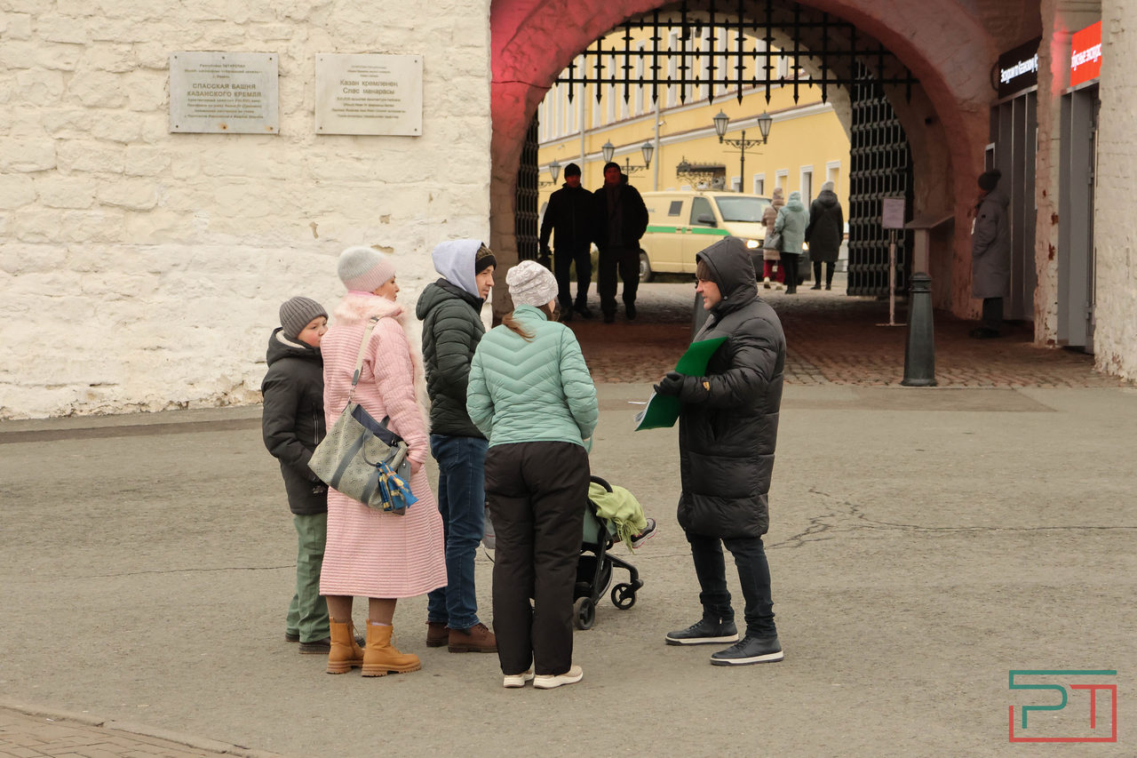 Врут, что вход в Кремль платный: в Казани «серые» экскурсоводы отнимают хлеб у «белых»