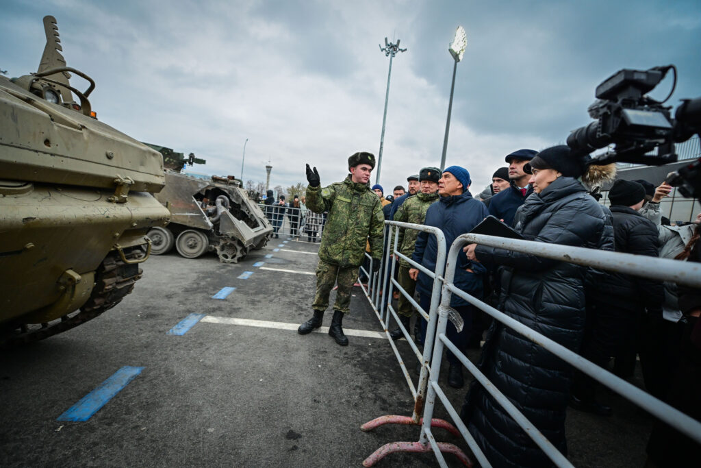 Минниханов осмотрел выставку трофейной техники, захваченной в зоне спецоперации