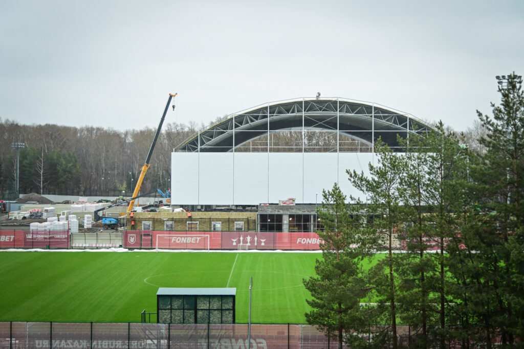 Минниханов и Чернышенко оценили готовность Центра развития футбола в Казани