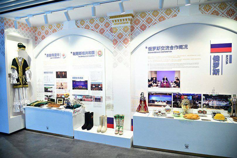 Минниханов осмотрел павильон, посвященный Татарстану в китайской провинции Сычуань