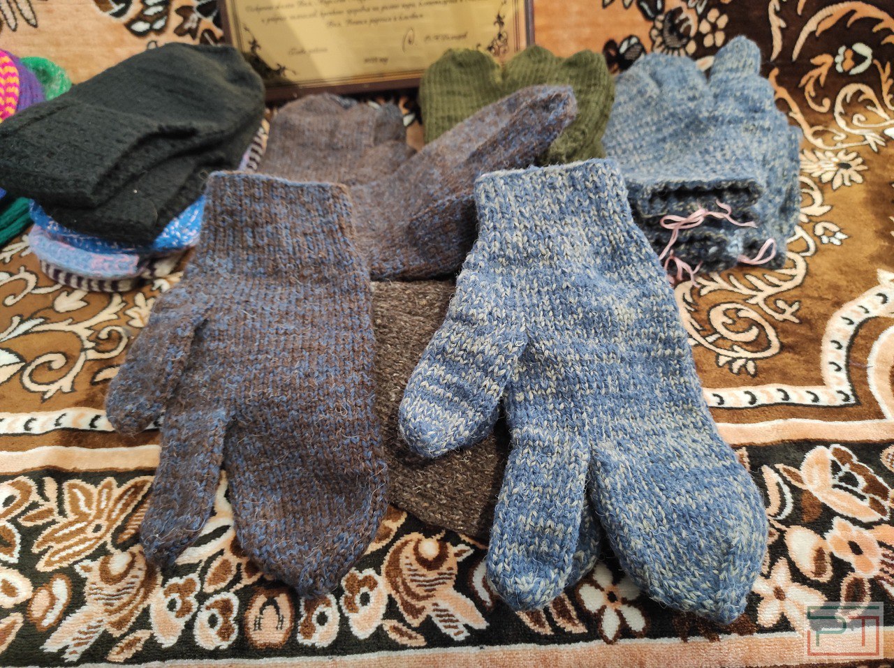 «Пусть ребятам они будут на пользу»: мулла из Татарстана вяжет спецварежки для бойцов СВО