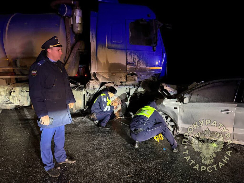 Volkswagen лоб в лоб столкнулся с автоцистерной в Татарстане — два человека погибли