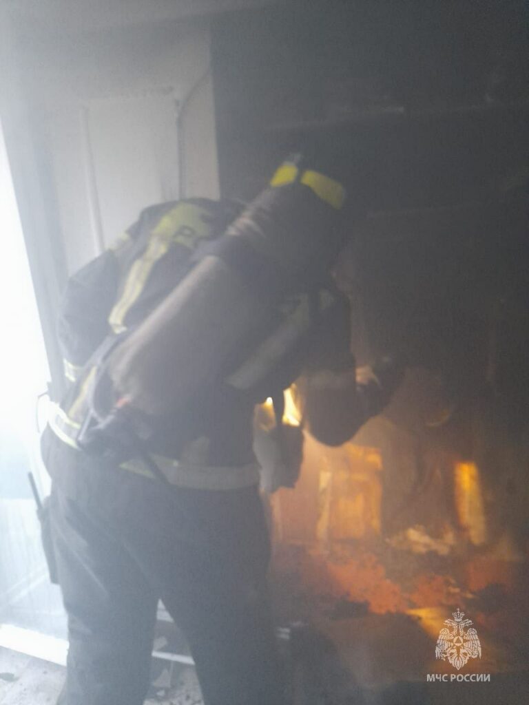 На пожаре в Казани спасли наглотавшуюся дыма женщину