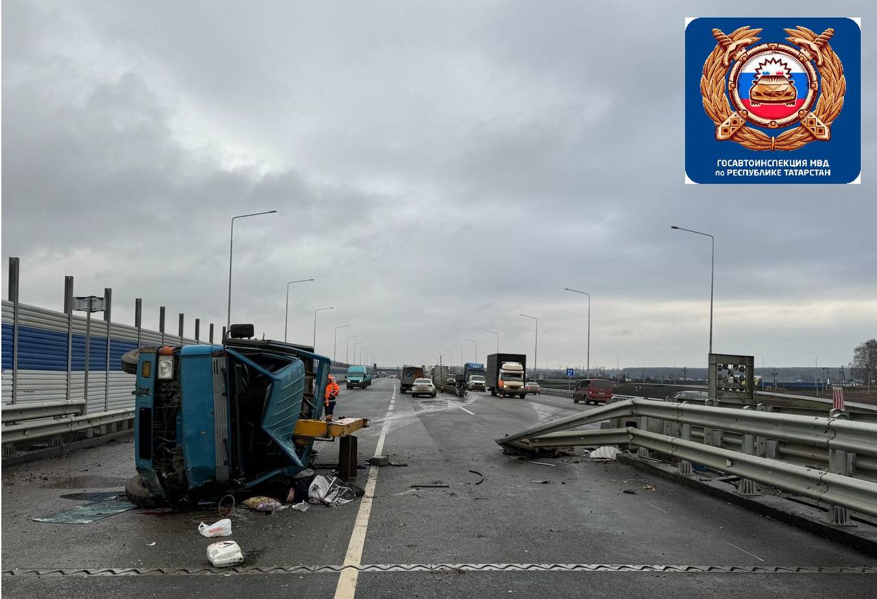 На трассе М-7 в Татарстане автомобиль наехал на ограждение и опрокинулся — погиб человек