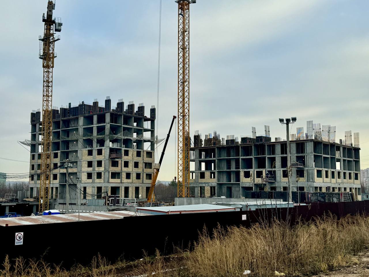 Рабочие завершили кладку стен подвала в двух корпусах компенсационного ЖК в Казани