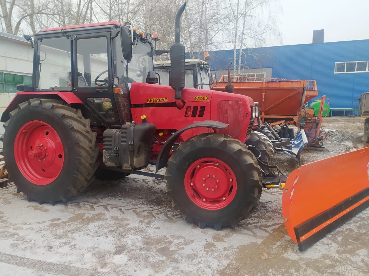 Автопарк спецтехники Елабуги пополнился трактором