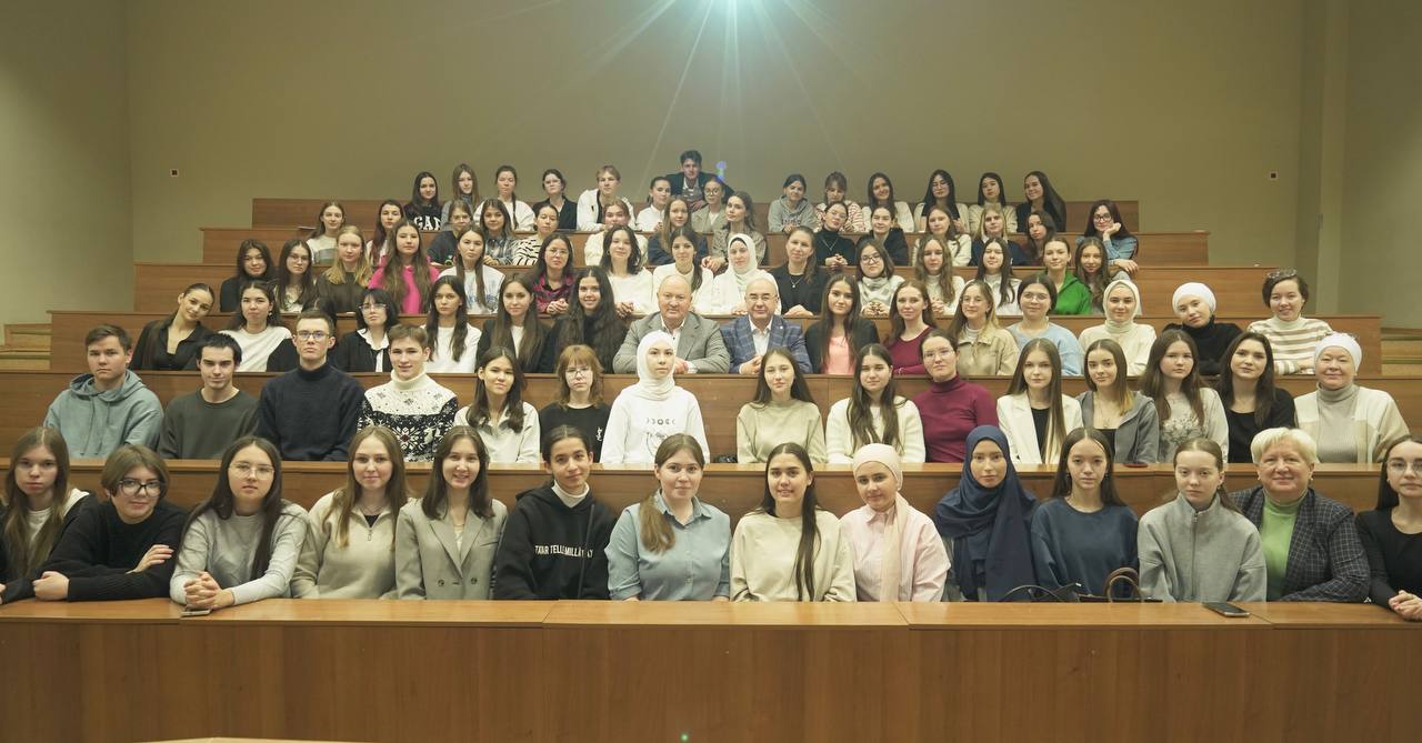 Полпред Равиль Ахметшин встретился с первокурсниками в Казани