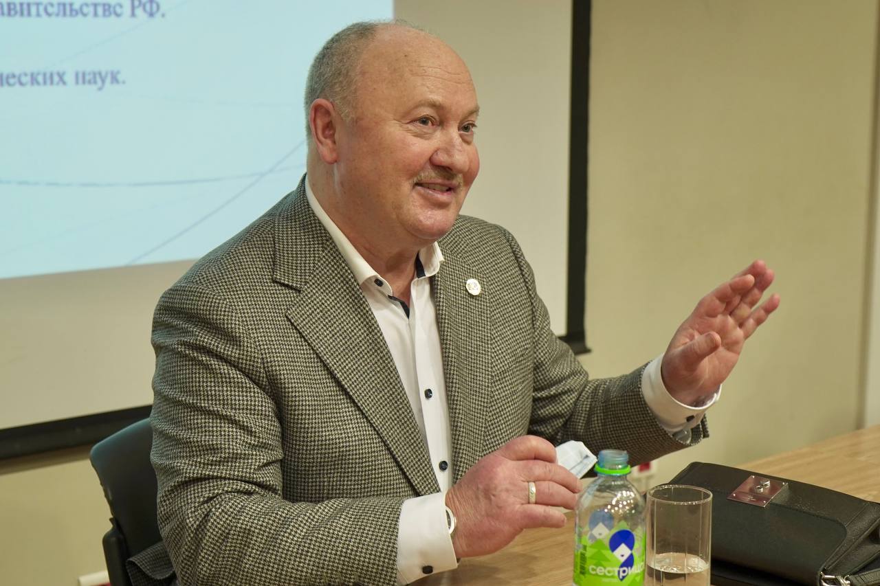 Полпред Равиль Ахметшин встретился с первокурсниками в Казани