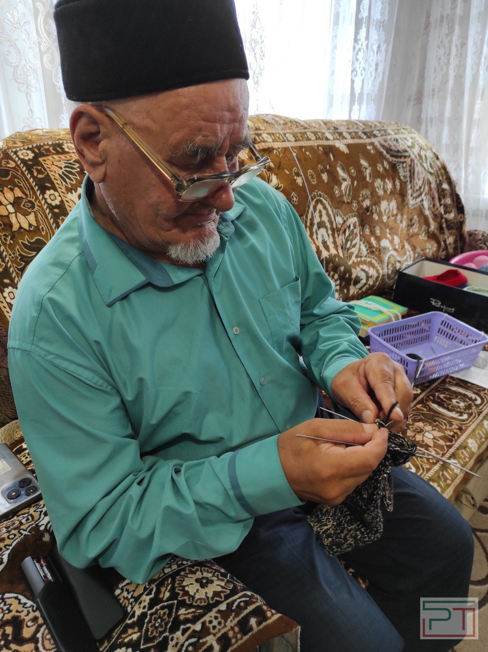 «Пусть ребятам они будут на пользу»: мулла из Татарстана вяжет спецварежки для бойцов СВО