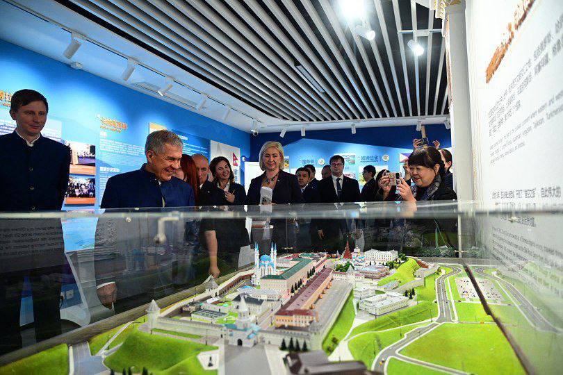 Минниханов осмотрел павильон, посвященный Татарстану в китайской провинции Сычуань